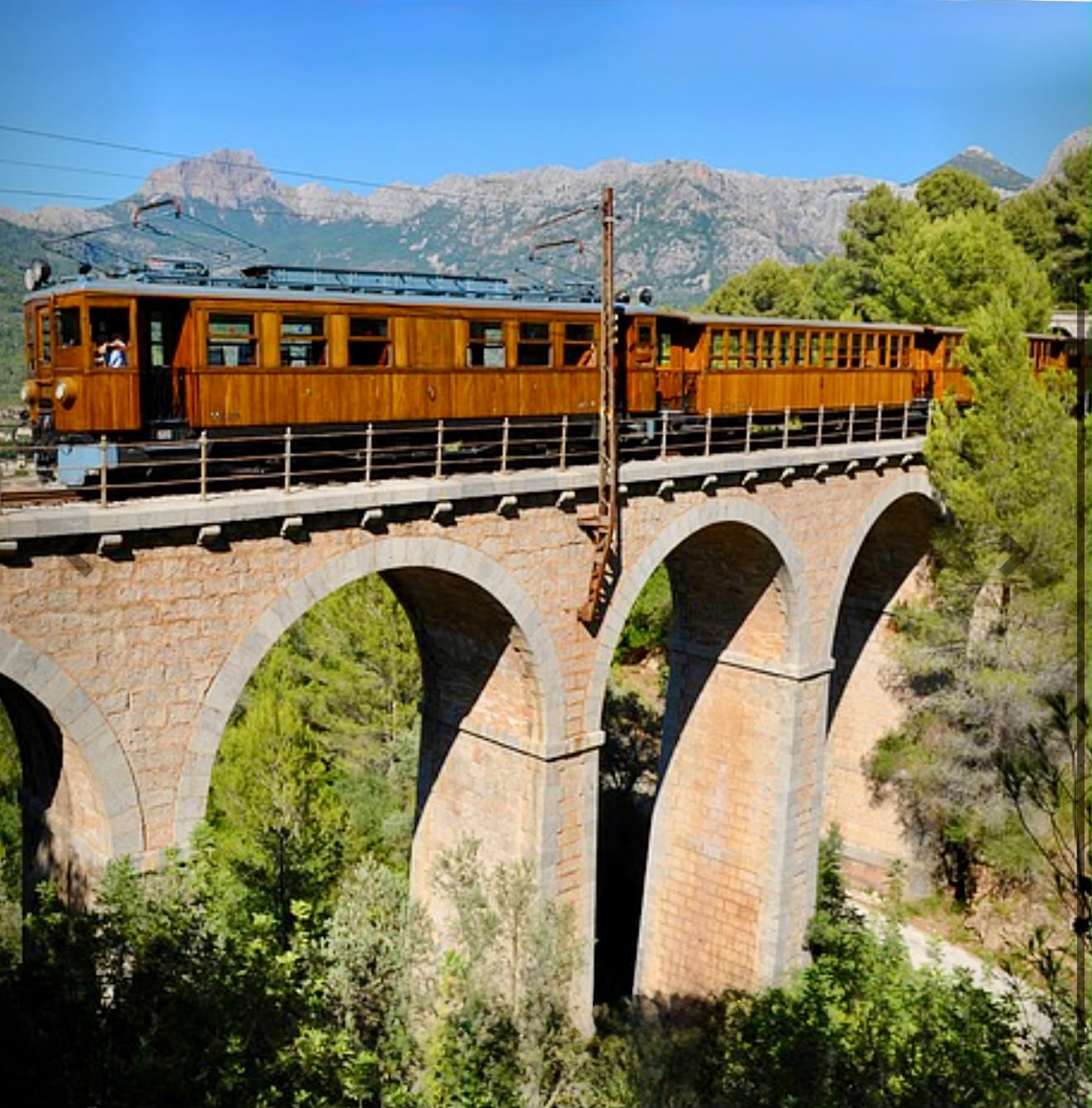 Island Tour by Bus, Train, Boat & Tram